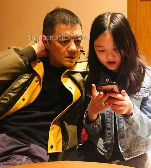 李亚鹏为何不拍戏还债？妻子深度回应解析